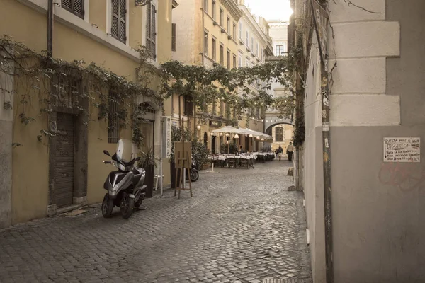 Typical street in trastevere district, Rome, Lazio, Italy. — Stock Photo, Image