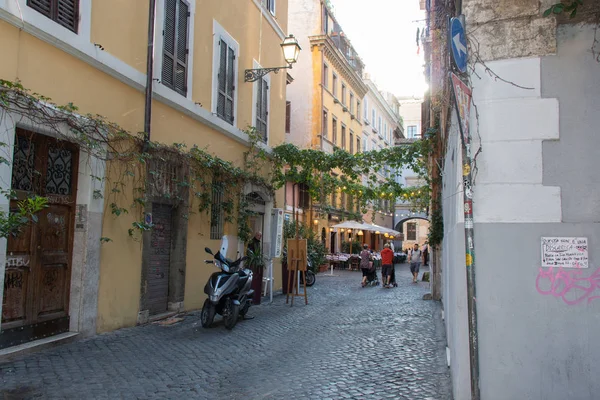 Typische straat in Rome 's avonds, Lazio, Italië. — Stockfoto