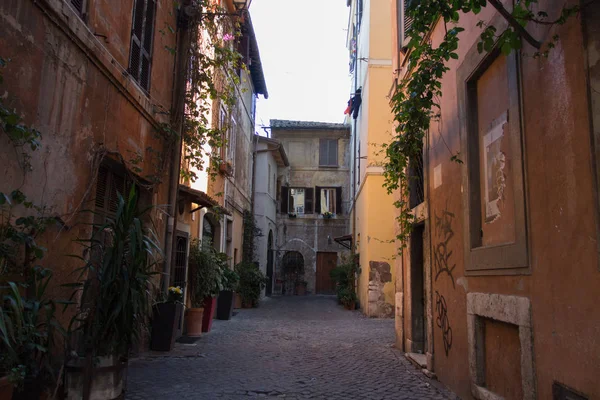 Typická ulice v okrese Trastevere, Řím, Lazio, Itálie. — Stock fotografie