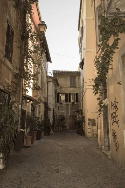 Typowa ulica w dzielnicy Trastevere, Rzym, Lazio, Włochy. — Zdjęcie stockowe