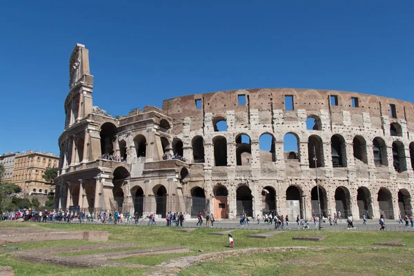 Koloseum z błękitnym niebem na tle, Rzym, Lazio, Włochy. — Zdjęcie stockowe