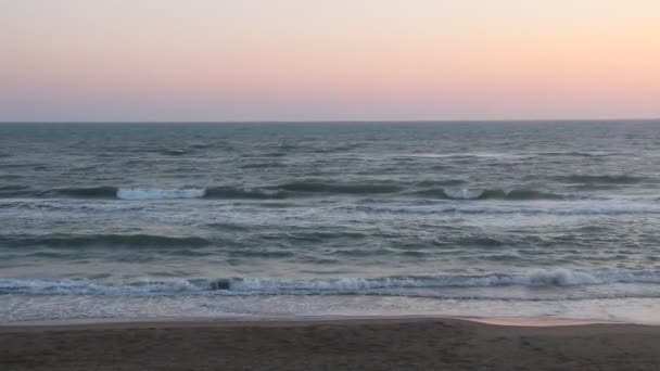 Морской Пейзаж Небольшими Волнами Закатом Заднем Плане — стоковое видео
