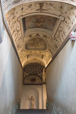 Orta Çağ Palazzo Vecchio,Floransa, İtalya'da Marco Marchetti ve Giorgio Vasari tarafından freskli tonozlu merdiven.