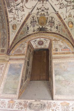 Ortaçağ Palazzo Vecchio, Floransa, Toskana, İtalya ilk iç avluda Freskler.