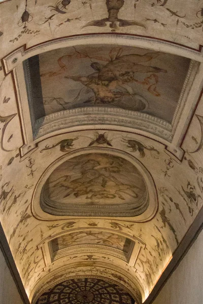 Volta affrescata da Marco Marchetti e Giorgio Vasari a Palazzo Vecchio medievale, Firenze . — Foto Stock