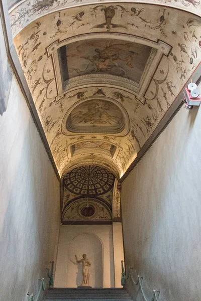 Orta Çağ Palazzo Vecchio,Floransa, İtalya'da Marco Marchetti ve Giorgio Vasari tarafından freskli tonozlu merdiven.