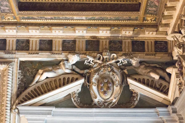 意大利佛罗伦萨韦基奥宫狮子座X室装饰墙的碎片. — 图库照片