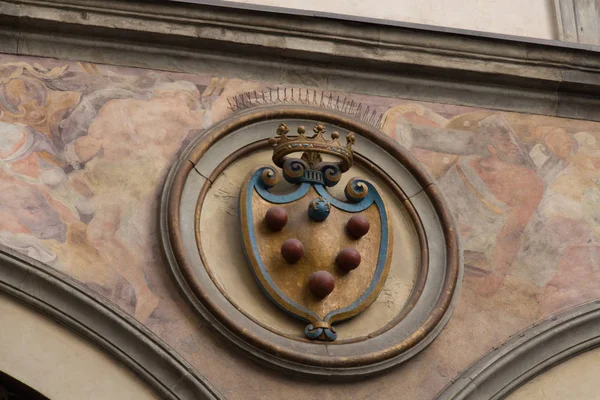 Coat of arms in the Inner courtyard of Palazzo Vecchio, Florence, Tuscany, Italy. — Stock Photo, Image