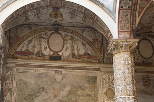 Fresker på den första innergården i Palazzo Vecchio, Florens, Toscana, Italien. — Stockfoto