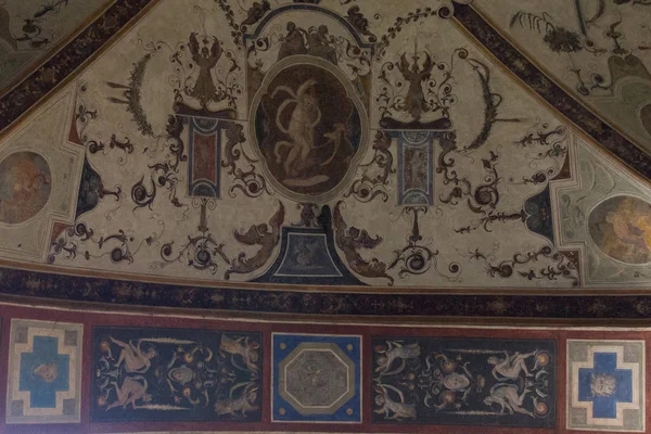 Affreschi del primo cortile interno medievale di Palazzo Vecchio, Firenze, Toscana, Italia . — Foto Stock