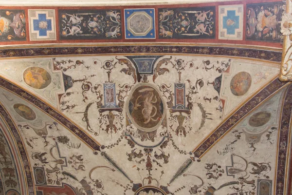Fresker på den första innergården vid medeltida Palazzo Vecchio, Florens, Toscana, Italien. — Stockfoto