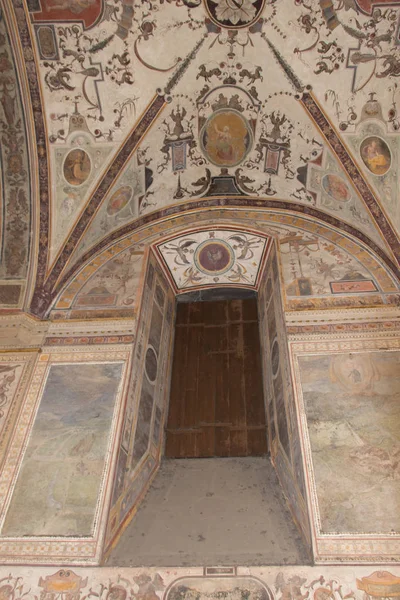 Affreschi nel primo cortile interno del Palazzo Vecchio medievale, Firenze, Toscana, Italia . — Foto Stock