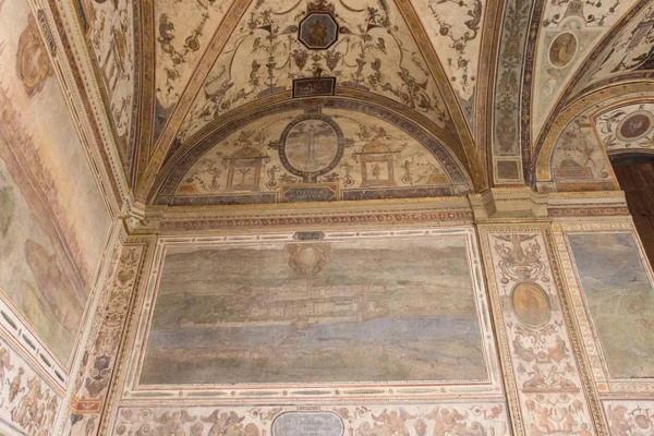 Frescos no primeiro pátio interior do Palazzo Vecchio medieval, Florença, Toscana, Itália . — Fotografia de Stock