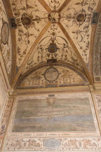 Fresker på den första innergården vid medeltida Palazzo Vecchio, Florens, Toscana, Italien. — Stockfoto