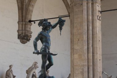 Benvenuto Cellini tarafından Loggia della Signoria'da Perseus'un bronz heykeli, Floransa, İtalya.
