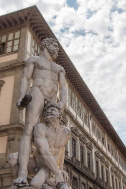 Piazza della Signoria Palazzo Vecchio girişinde Beyaz heykel Herkül ve Cacus, Floransa, İtalya.