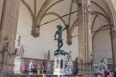 Benvenuto Cellini tarafından Loggia della Signoria'da Perseus'un bronz heykeli, Floransa, İtalya.