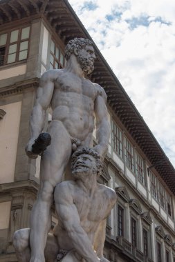 Piazza della Signoria Palazzo Vecchio girişinde Beyaz heykel Herkül ve Cacus, Floransa, İtalya.