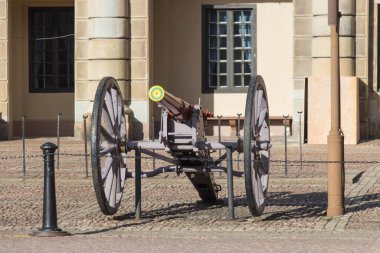 Stockholm, İsveç - 19 Ekim 2018: Stockholm Kraliyet Sarayı önündeki eski topun manzarası 19 Ekim 2018 'de Stockholm, İsveç' te.