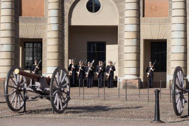 Stockholm, İsveç - 19 Ekim 2018 Stockholm Kraliyet Sarayı 'ndaki nöbetçi değişimi 19 Ekim 2018 tarihinde İsveç' te gerçekleşti..