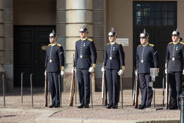 Stockholm, İsveç - 19 Ekim 2018 Stockholm Kraliyet Sarayı 'ndaki nöbetçi değişimi 19 Ekim 2018 tarihinde İsveç' te gerçekleşti..