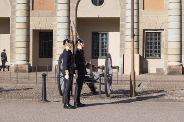 Stockholm, İsveç - 19 Ekim 2018 Stockholm Kraliyet Sarayı 'ndaki nöbetçi değişimi 19 Ekim 2018 tarihinde İsveç' te gerçekleşti..