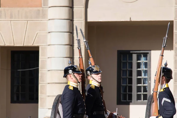 瑞典斯德哥尔摩 2018年10月19日 2018年10月19日在瑞典斯德哥尔摩王宫更换卫兵 — 图库照片