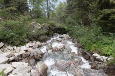 Torrent Palobbia manzarası, Braone şelalesi yolu, Lombardy, İtalya