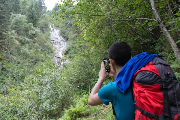 Der Blick Von Backpacker Beim Fotografieren Eines Wasserfalls Den Italienischen — Stockfoto