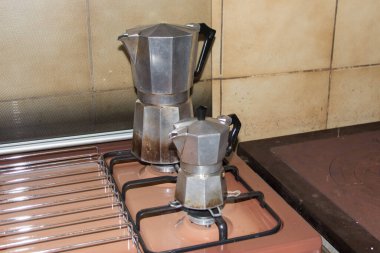 Büyük ve küçük bir sobanın manzarası. Ocaktaki kahve makineleri..