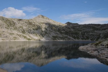 Lago della Vacca 'daki dağ yansıması manzarası, Lombardy, İtalya.