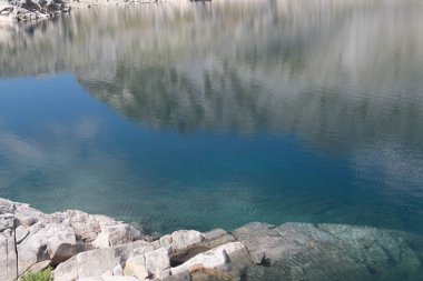 Lago della Vacca 'daki dağ yansıması manzarası, Lombardy, İtalya.