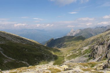 Bulutlu dağların manzarası, İtalyan Alpleri..