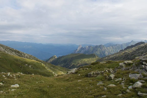 Vista Encosta Com Grama Verde Montanhas Fundo Braone Valley Itália — Fotografia de Stock