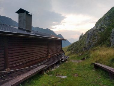 Rifugio Prandini Franco 'nun alacakaranlık, Braone Vadisi, Lombardiya, İtalya' daki dağları manzarası.