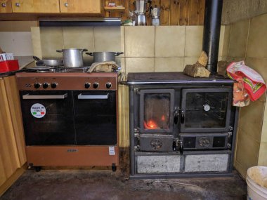 Mutfak manzarası ve dökme demir ocak ocağı.