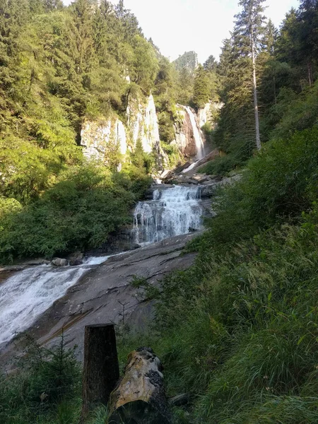 Vista Cachoeira Montanha Sal Rebet Floresta Braone Valley Itália — Fotografia de Stock