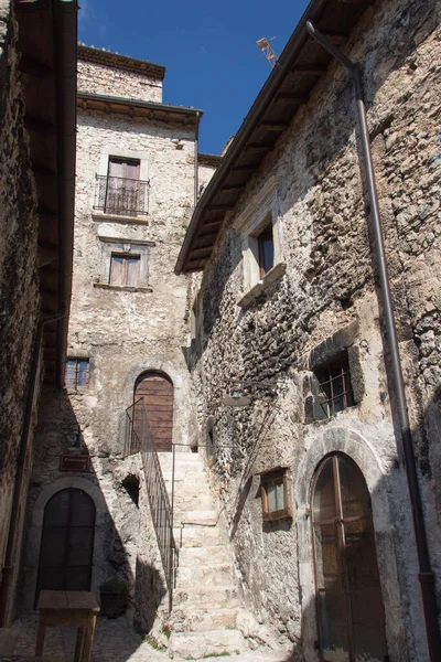 Abruzzo Italien August 2018 Blick Auf Eine Enge Straße Einem — Stockfoto