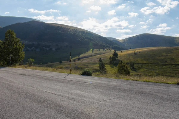 Vue Sur Route Asphaltée Avec Des Montagnes Arrière Plan Par — Photo