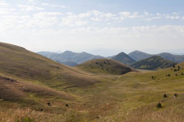 Güneşli bir günde dağ manzarası, Gran Sasso ve Monti della Laga Ulusal Parkı, Abruzzo, İtalya.