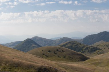 İtalya 'da güneşli bir günde dağ manzarası.