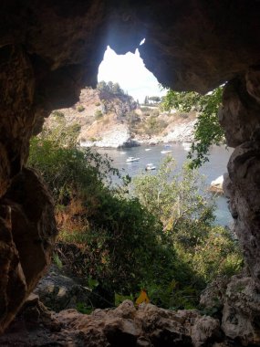 Güneşli bir günde, İtalya, Sicilya 'da deniz manzaralı bir kemer manzarası..