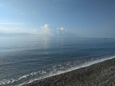 Güneşli bir günde denizdeki yalnız tekne manzarası..