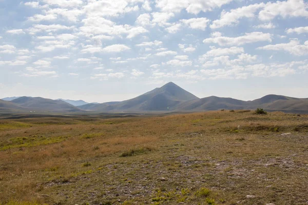 Pohled Horskou Krajinu Slunečného Dne Národním Parku Gran Sasso Monti — Stock fotografie