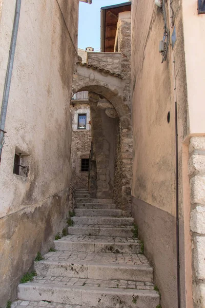 Abruzzo Italien August 2018 Blick Auf Eine Enge Straße Einem — Stockfoto