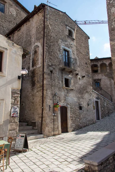 Abruzzo Italia Agosto 2018 Vista Una Calle Estrecha Pueblo Italiano — Foto de Stock