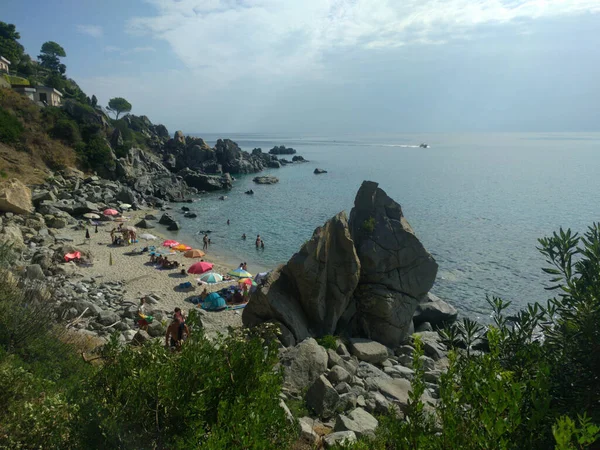 Sahildeki Denizdeki Mavi Gökyüzündeki Arkaplandaki Ufuk Çizgisindeki Insanların Manzarası Calabria — Stok fotoğraf