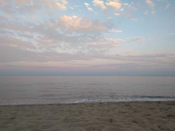 Der Blick Auf Die Wolken Bei Sonnenuntergang Über Dem Meer — Stockfoto