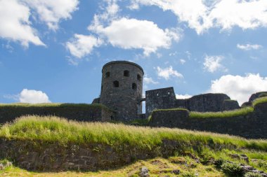 Bohuslan, İsveç - 17 Haziran 2019: 17 Haziran 2019 'da İsveç' in Kungalv kentinde güneşli bir günde Bohus Kalesi manzarası.