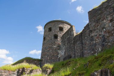 Bohuslan, İsveç - 17 Haziran 2019: Bohus Kalesi 'nin güneşli bir günde 17 Haziran 2019' da İsveç 'in Kungalv kentinde detaylı görünümü.